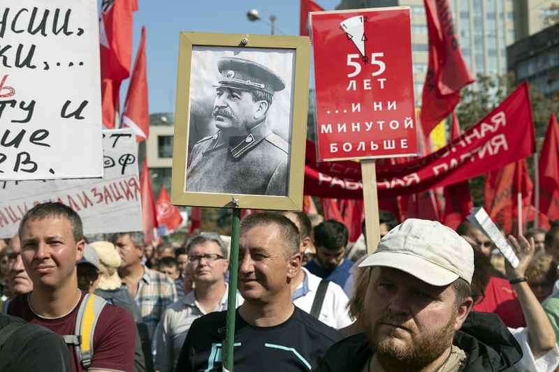 Mnozí demonstranti v Moskvě s sebou přinesli transparenty a rudé vlajky.
