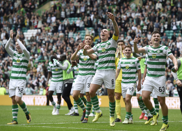 Radující se hráči Celticu po výhře nad Rangers. Radující se hráči Celticu po výhře nad Rangers.