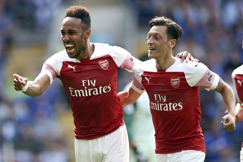 Pierre-Emerick Aubameyang (vlevo) a Mesut Ozil slaví druhý gól v zápase s Cardiffem. Pierre-Emerick Aubameyang (vlevo) a Mesut Ozil slaví druhý gól v zápase s Cardiffem.