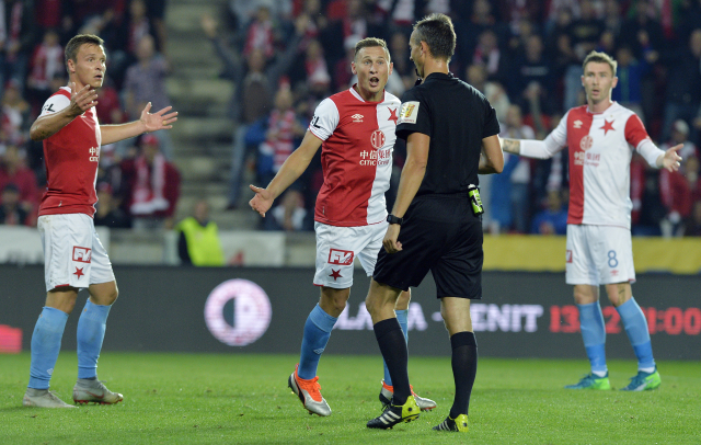 Hráči Slavie diskutující s rozhodčím zápasu.