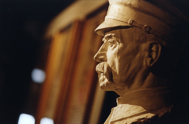 Detail sochy prezidenta Tomáše Garrigua Masaryka od Jana Štursy v salonku na Masarykově nádraží.