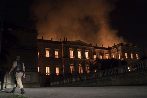 Brazilské Národní muzeum v plamenech. Brazilské Národní muzeum v plamenech.