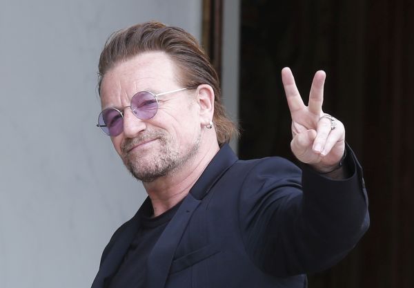 Zpěvák irské rockové kapely U2 Bono.