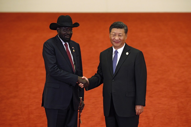 Čínský prezident Si Ťin-pching (vpravo) chce přesvědčit čínské firmy, aby více investovaly do Afriky. Čínský prezident Si Ťin-pching (vpravo) chce přesvědčit čínské firmy, aby více investovaly do Afriky.
