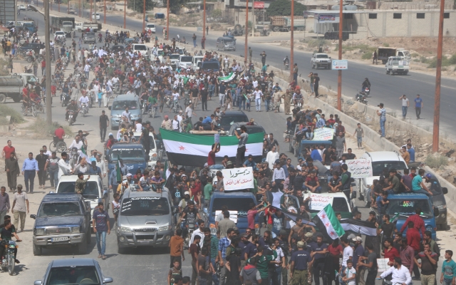 Protest proti útokům v provincii Idlib v Sýrii.