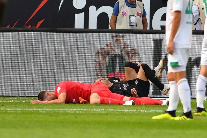 Český gólman Jiří Pavlenka si přivodil otřes mozku.