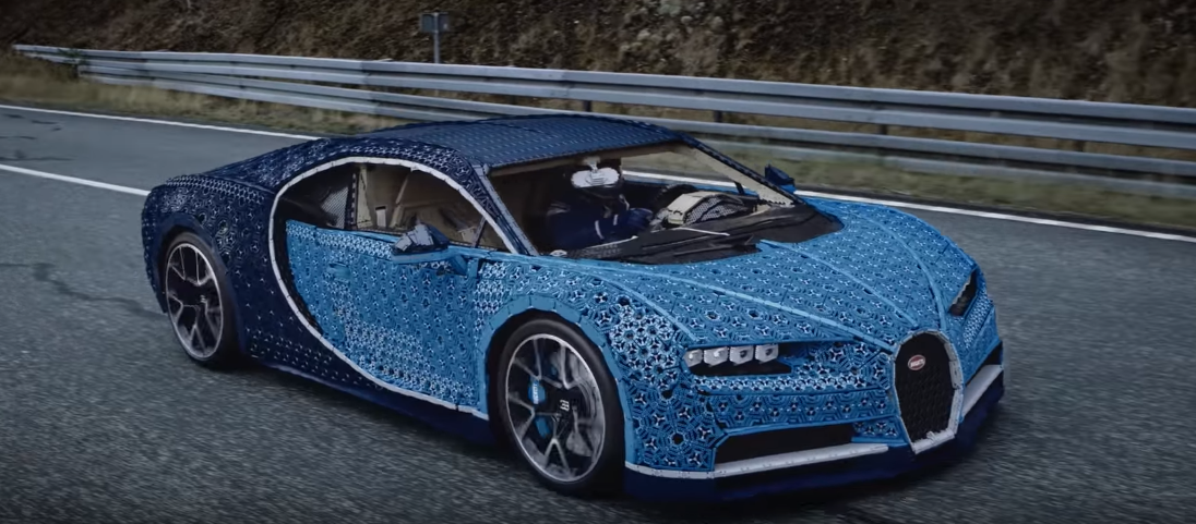 Funkční model vozu Bugatti Chiron z kostiček postavili Češi.