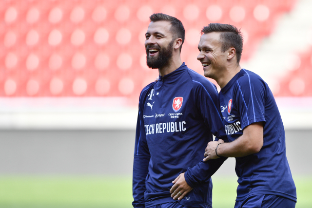 Josef Hušbauer (vlevo) se spoluhráčem ze Slavie Stanislavem Teclem na tréninku národního týmu.