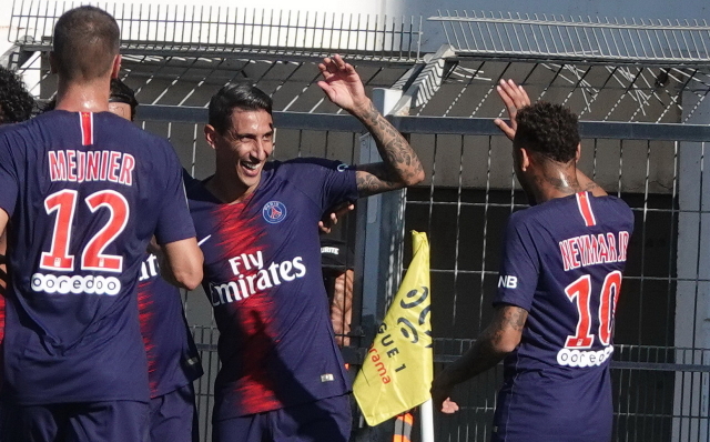 Angel Di Maria (uprostřed) přijímá gratulace za nevídaný gól.