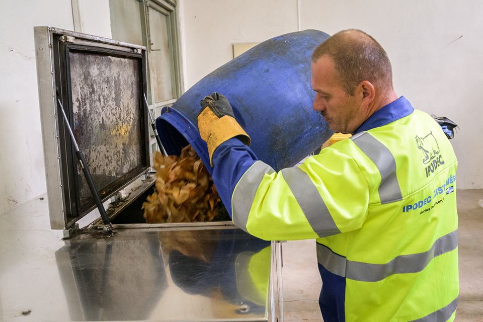 Pražská zoo má elektrický kompostér na bioplasty.