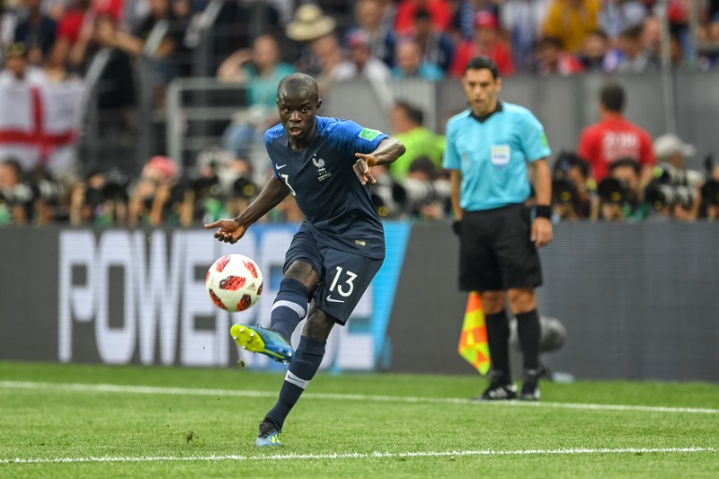 N'Golo Kanté opět pobavil fanoušky svou stydlivostí. N'Golo Kanté opět pobavil fanoušky svou stydlivostí.
