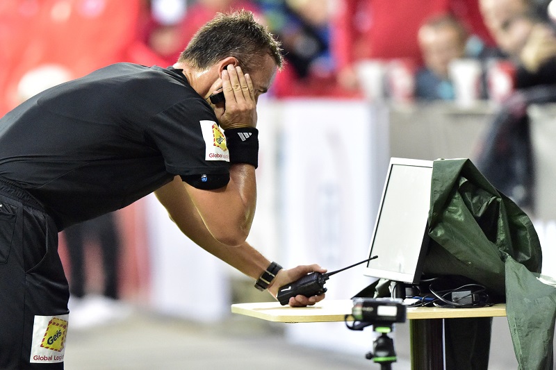 Komise rozhodčích opět odhalila chyby některých sudích. Komise rozhodčích opět odhalila chyby některých sudích.