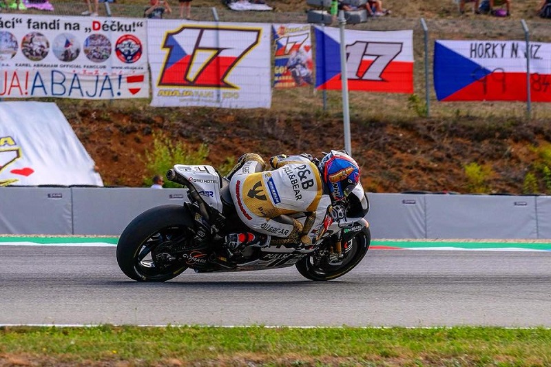 Motocyklový závodník Karel Abraham bude nadále závodit v královské třídě.