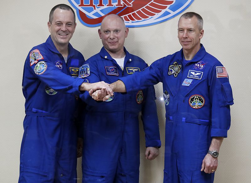 Kosmonauti kteří pobývají na vesmírně stanici ISS. Zleva: Richard Arnold, Oleg Artěmjev a Andrew Feustel.