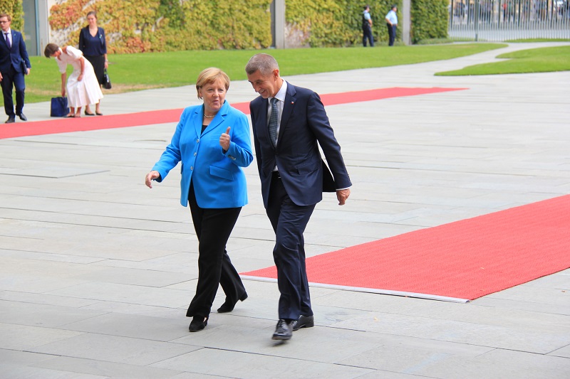 Andrej Babiš při dialogu s Angelou Merkelovou.