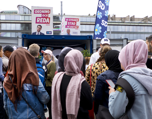 Muslimské ženy na předvolebním setkání Švédských demokratů.