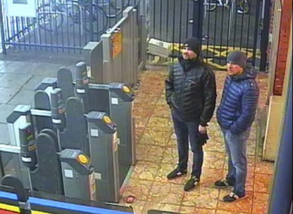 Podezřelí Rusové na nádraží v Salisbury.
