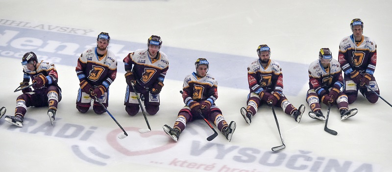 Hokejisté Jihlavy po svém sestupu z extraligy.