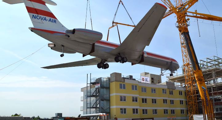 Střechu hotelu zdobí letadlo Iljušin IL 62 M.