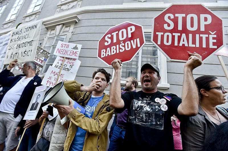 Červencová demonstrace před sněmovnou proti menšinové vládě ANO a ČSSD s podporou KSČM.