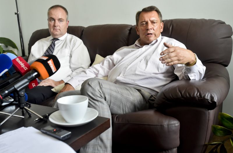 Bývalý premiér a kandidát v senátních volbách Jiří Paroubek (vpravo) a podnikatel Petr Michek.