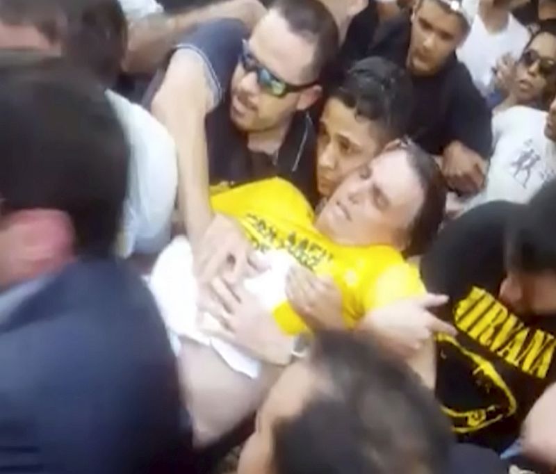 Brazilský prezidentský kandidát Jair Bolsonaro těsně po útoku nožem.