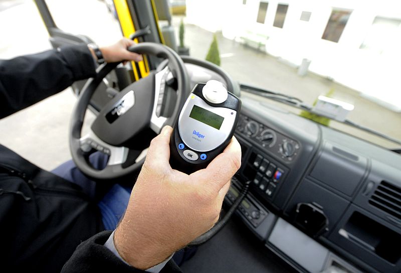 Řidič školního autobusu nutil děti, aby místo něj dýchli do měřiče alkoholu (ilustrační foto).