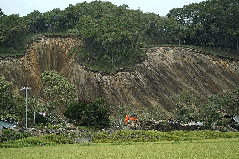 Silné zemětřesní vyvolalo sesuvy půdy v Japonsku.
