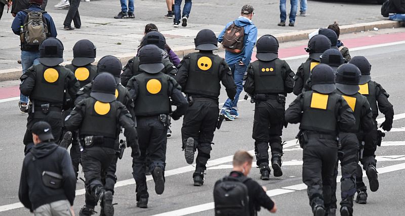 Policejní těžkooděnci v Chemnitzu.