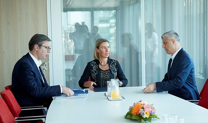 Srbský prezident Aleksandar Vučić (vlevo) šéfka evropské diplomacie Federica Mogheriniová a kosovský prezident Hashim Thaçi.