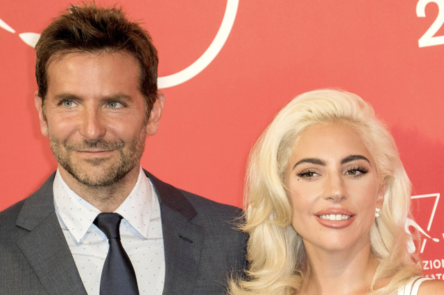 Bradley Cooper a Lady Gaga na červeném koberci během Filmového festivalu v Benátkách.