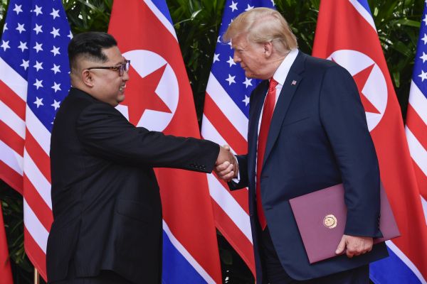 Kim Čong-un a Donald Trump během červnového setkání.