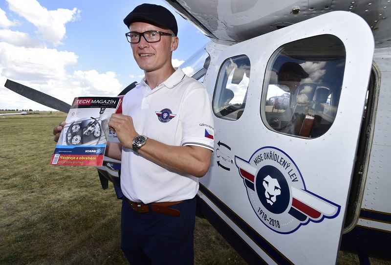 Pilot Roman Kravařík přistane v sobotu odpoledne v Letňanech.