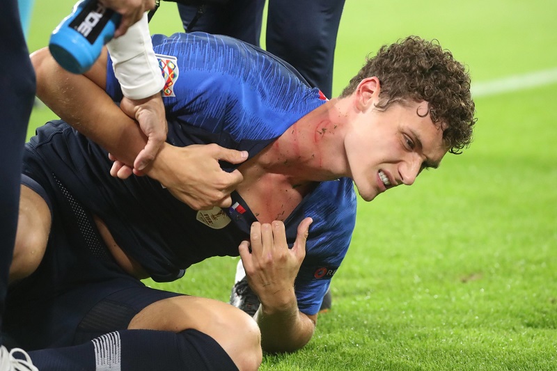 Benjamin Pavard může být rád, že zákrok Antonia Rüdigera přežil ve zdraví.