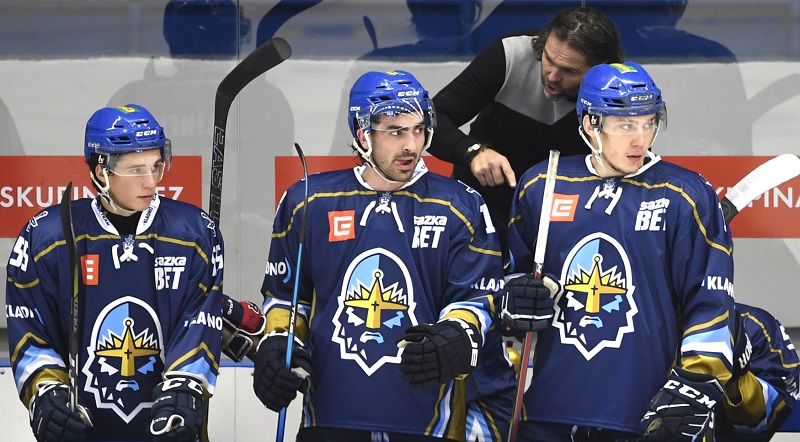 Jaromír Jágr udílel na střídačce pokyny kladenským hráčům. Jaromír Jágr udílel na střídačce pokyny kladenským hráčům.