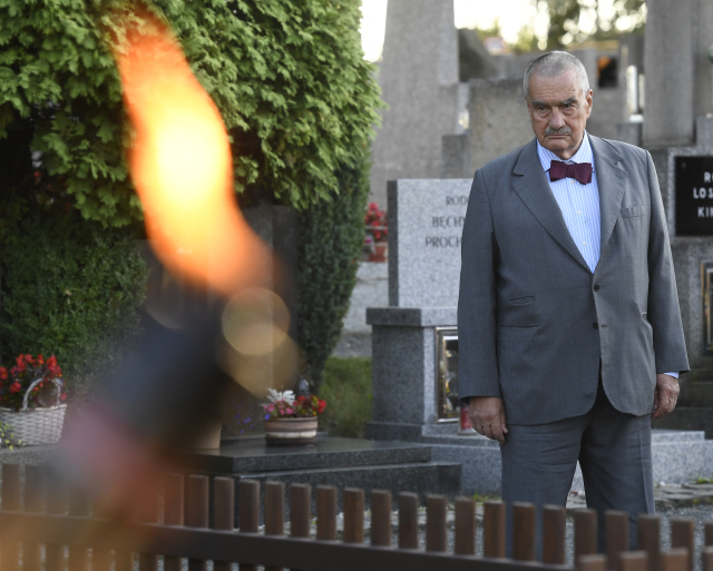Čestný předseda TOP09 Karel Schwarzenberg vzdal hold památce prezidenta Masaryka.