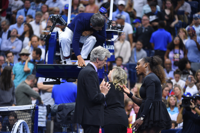 Serena Williamsová v hádce se supervisorem turnaje u umpiru.