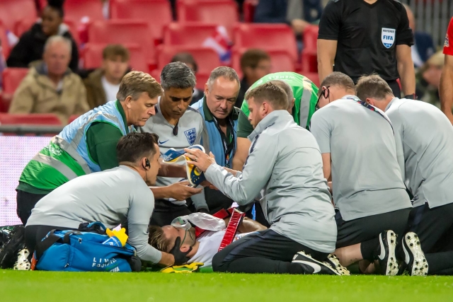 Luke Shaw v péči lékařů.