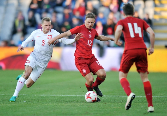 Michal Hubínek u míče v zápase proti Polsku.