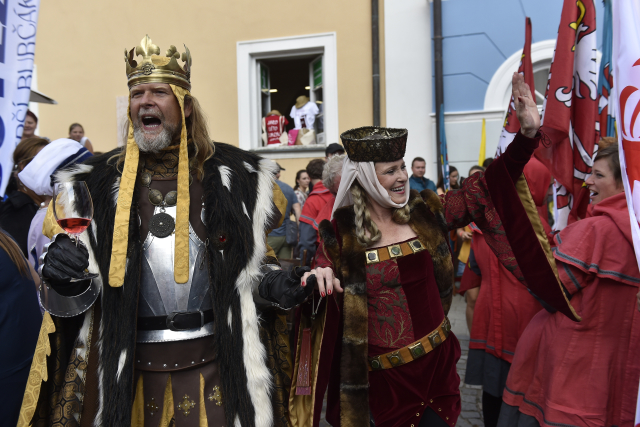Václav IV. v podání Marka Tichého a královna v podání herečky Chantal Poullain.