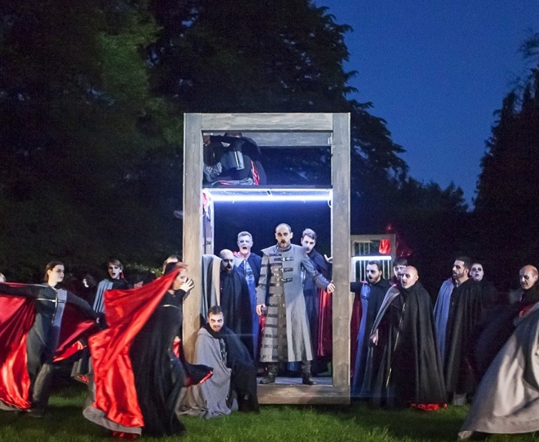 Zkouška hry Dracula.