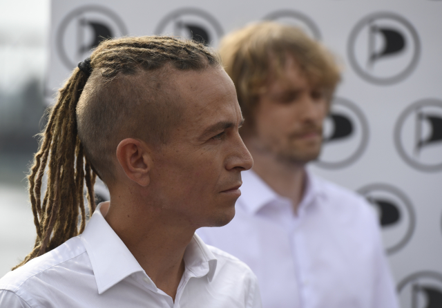 Předseda strany Ivan Bartoš vystoupil 4. září 2018 v Praze na tiskové konferenci Pirátů.