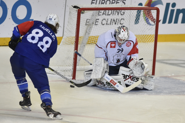 Peter Mueller z Komety Brno střílí na branku soupeře.