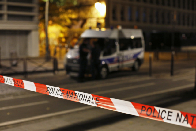 Vůz pařížské policie po útoku.