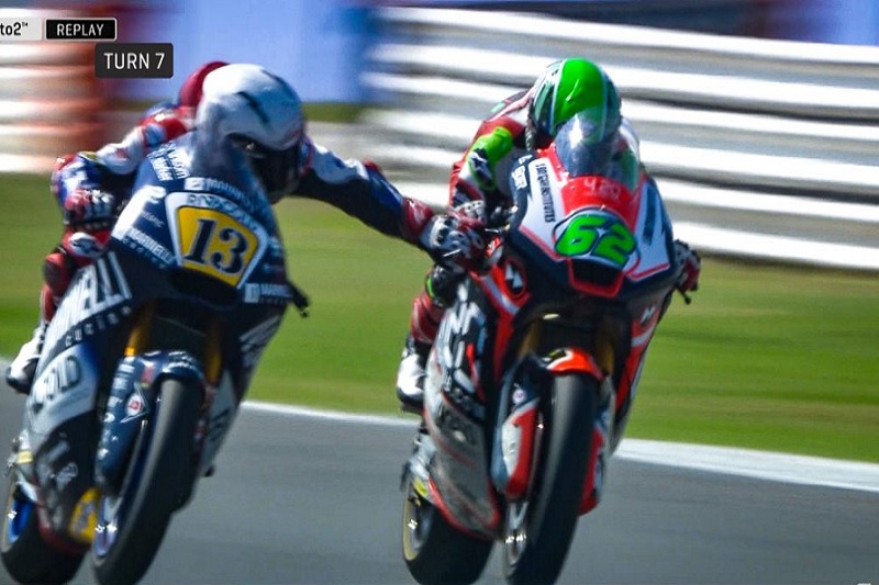 Italský závodník Romano Fenati předvedl šílený zkrat.