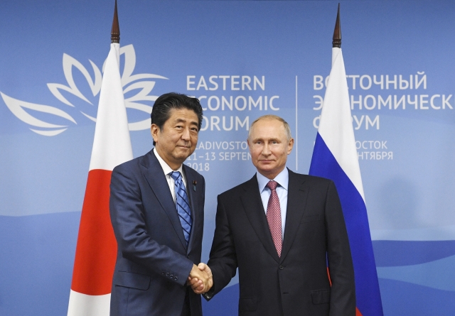 Japonský premiér Šinzó Abé a ruský prezident Vladimir Putin.