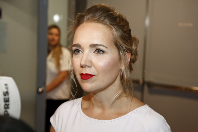 Malou čarodějnici dabuje zpěvačka Lucie Vondráčková. Malou čarodějnici dabuje zpěvačka Lucie Vondráčková.