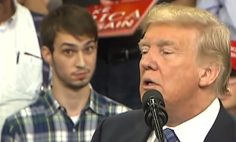 Mladík evidentně s Trumpem nesouhlasí.