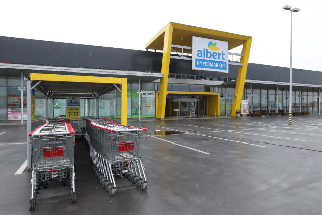 O svátcích zejí parkoviště před hypermarkety prázdnotou.