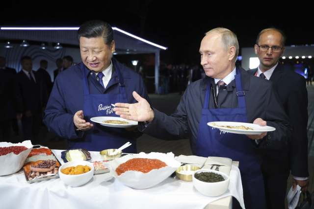 Si Ťin-Pching a Vladimir Putin si společně pochutnali na ruských specialitách.